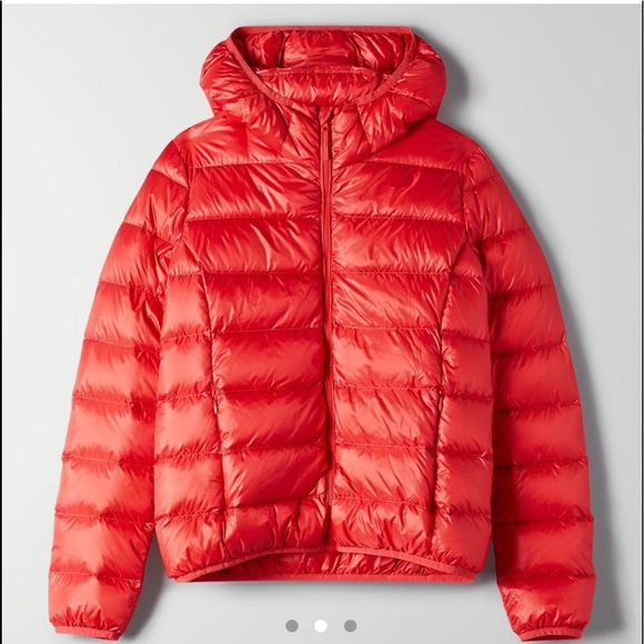 Aritzia TNA LITTLE PUFF in Scarlett Puff - Picture 2 of 3